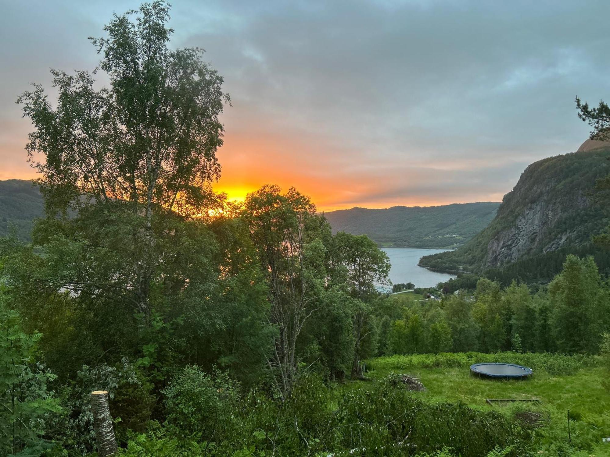 Stille Og Fredelig Ved Fjord Og Fjell Valsoybotn ภายนอก รูปภาพ